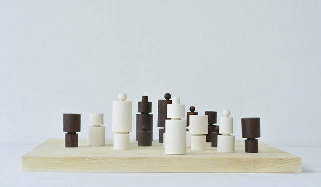 <strong>Silvia Song（シルヴィア・ソン）</strong><br><br>ブラジルサンパウロで生まれ、ロサンゼルスで育ったシルヴィア・ソン。かつては、建築家を志し、グローバル展開するデザイン事務所に所属し、 西海岸と東海岸を転々としながらデザイナーとして活躍した。バークレー大学で建築修士号を取得したのち、郊外に移住。 みずからを”Wood Potter（木工作陶家）”と称し、陶芸の概念や感覚をもちいて、天然木を使った造形活動に情熱を傾けている。 作品はウッドボウルからアートピースまで多岐にわたり、シンプルで機能的な作風からは、建築家としての背景を感じさせる。 それぞれの木がもつ特徴を引き出すために、指先で丁寧に感じ取りながらすべての工程をハンドフィニッシュで作業している