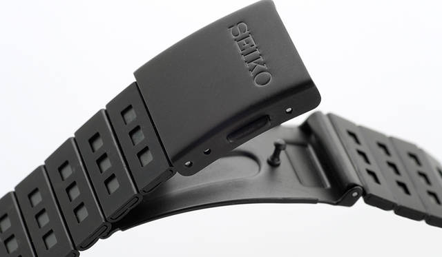 <strong>セイコー×ジウジアーロ・デザイン SCED037</strong><br />ケース｜ステンレススチール（ブラック硬質コーティング）<br />直径｜41.8mm<br />厚さ｜10.8mm<br />ムーブメント｜クォーツ<br />機能｜クロノグラフ（1/5秒計測、60分積算計）。24時針<br />ブレスレット｜ステンレススチール（ブラック硬質コーティング）<br />防水｜10気圧<br />限定数｜3000本<br />価格｜3万8880円