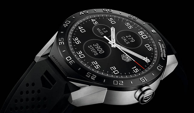 <strong>タグ・ホイヤー　コネクテッド</strong><br />ケース｜グレード2チタン<br />直径｜46.2mm<br />厚さ｜12.8mm<br />ムーブメント｜クォーツ<br />防水｜日常生活防水<br />価格｜16万5000円<br />エスパス タグ・ホイヤーほか全国20店舗で発売