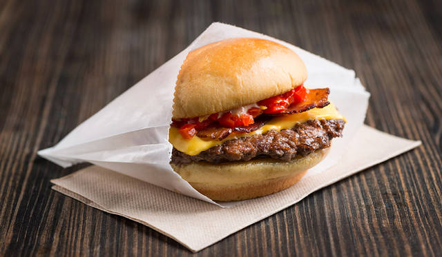 パテはホルモン剤を一切使用していないオールナチュラルのアンガスビーフを、ミディアムで焼き上げている