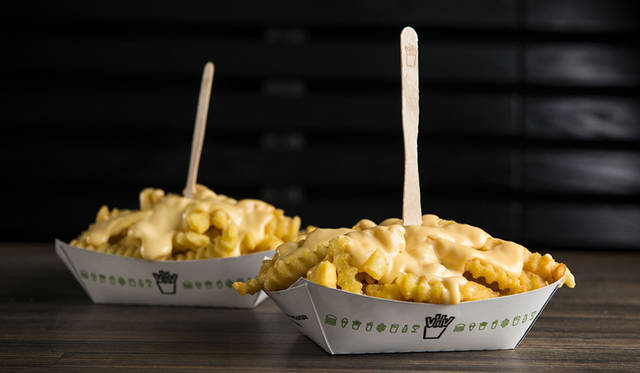 ユーコン・ゴールドを使ったクリンクルカットのフレンチフライ（280円〜）。チェダーチーズとアメリカンチーズソースのトッピングはお好みで