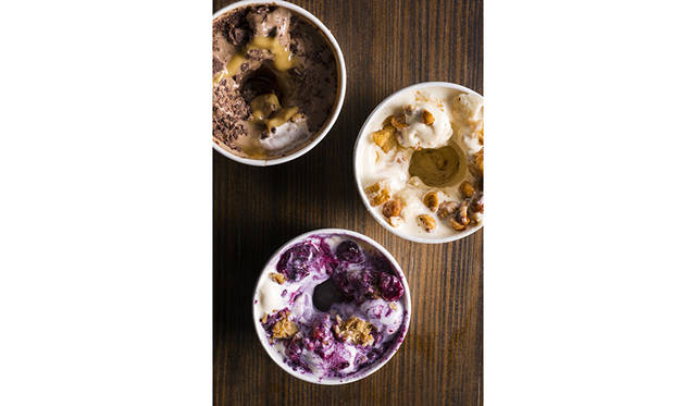 濃厚なフローズンカスタードと、厳選したトッピングを高速でミックスしたオリジナルアイス。スモール（480円）とレギュラー（650円）を用意