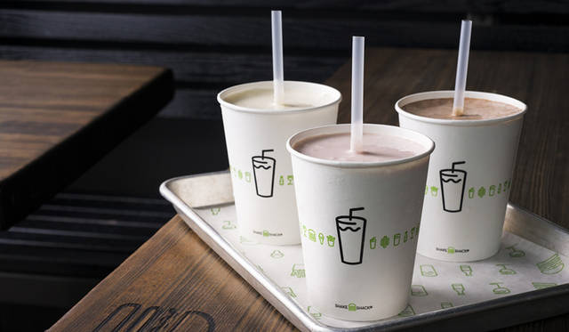 シェイクはスモール（480円）とレギュラー（650円）を用意。バニラ、チョコレート、ストロベリー、キャラメル、ブラックセサミ（黒ごま）など、全7種類で展開する