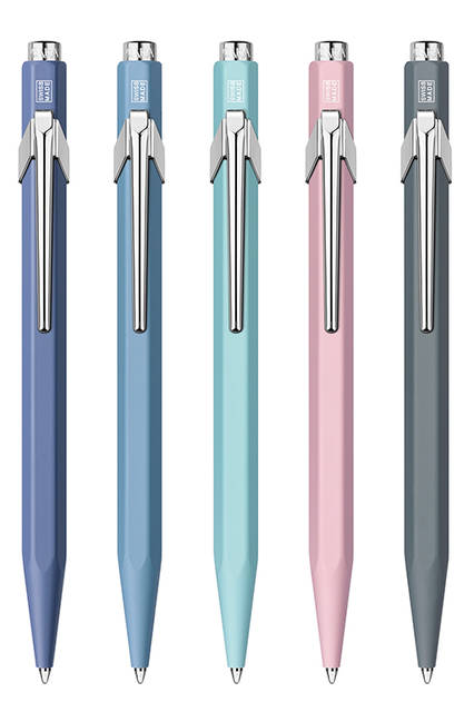 左から、モーブ、スカイブルー、ミント、ソフトピンク、スレートグレーの各色。パッケージにも採用されているこの5色は、全国のポール・スミスの一部店舗でも展開される。　各7560円