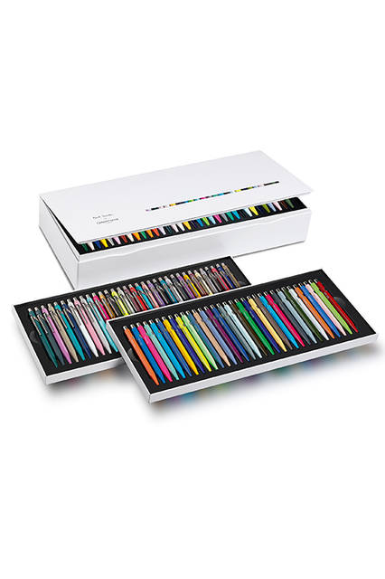 銀座の「カランダッシュ銀座ブティック」に展示される、100周年を記念して製作された“100色の849コレクション”（非売品）。ポール・スミスのストライプをペンで表現している