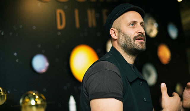 ディーゼル創始者のレンツォ・ロッソ氏の子息、アンドレア・ロッソさん。リビングコレクションやフレグランス、ウォッチ、アイウェアといった他社とのコラボレーションにより生まれるライフスタイルブランドとしてのディーゼルをとりまとめるクリエイティブ ディレクターを務める