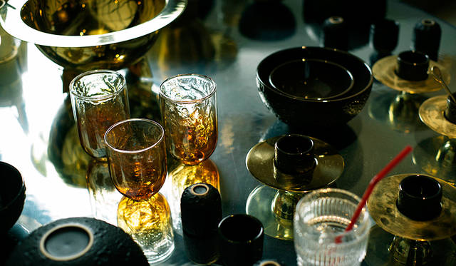 左側の「METEORITE GLASSES」は、宇宙から落下した隕石のようなデザインのグラス。グラフィカルでうつくしいグラスは、熟練職人の手によるマウスブローによってかたちづくられる