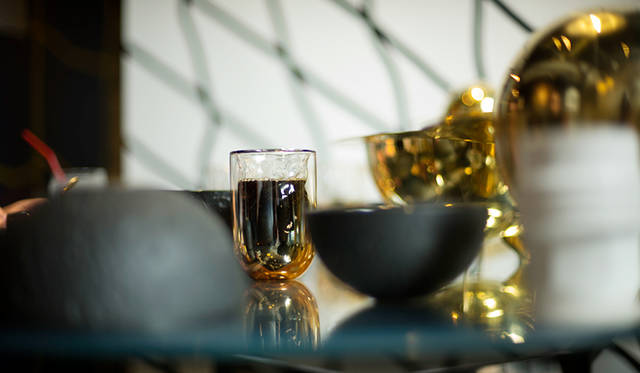 「METEORITE GLASSES」は、ドリンクの温度を保つ二重構造を採用。中に飲みものを入れると、鏡面のような見え方のグラスに変わる