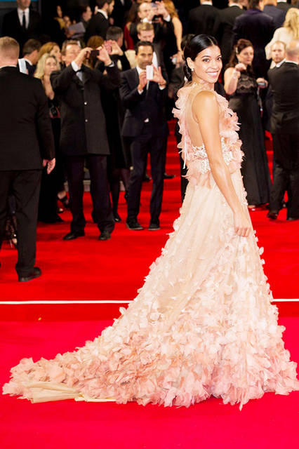 本作に登場するウォッカ「ベルヴェデール」のグローバルアンバサダーを務めるステファニー・シグマン