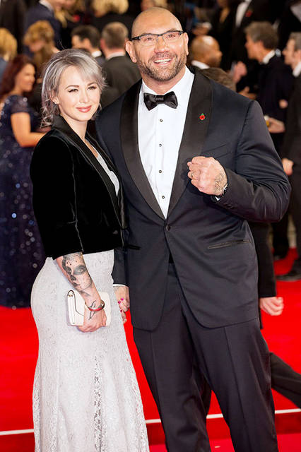 ボンドを窮地に追い込むヒンクス役を演じたデイヴ・バウティスタ（右）と妻のサラ・ジェイド