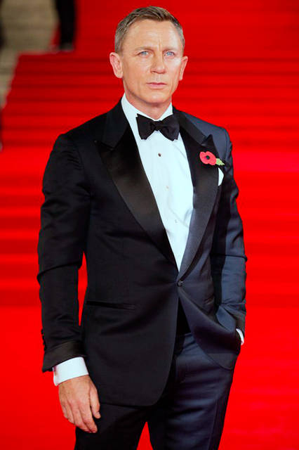 黒いタキシードに身を包んだダニエル・クレイグ