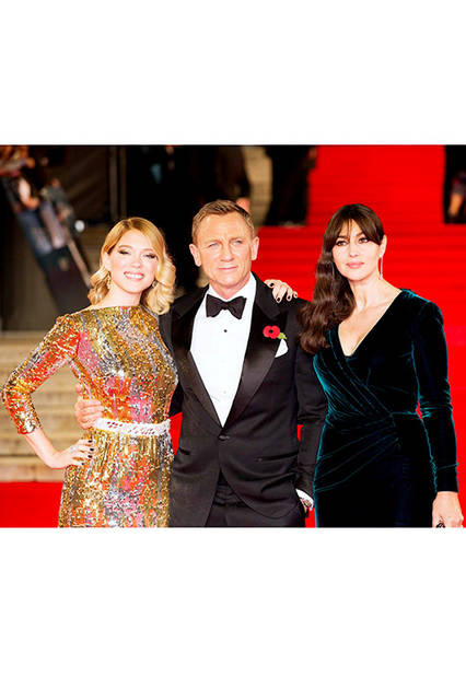 レッドカーペットに勢ぞろいしたキャスト陣。左からレア・セドゥ、ダニエル・クレイグ、モニカ・ベルッチ