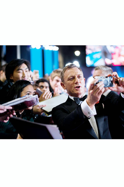 ファンからの“セルフィー”リクエストに応じるダニエル・クレイグ