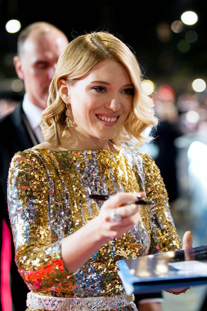 沿道に詰めかけたファンにサインをして回るレア・セドゥ