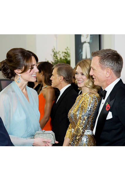 ウィリアム王子とキャサリン妃夫妻は、キャスト陣と固い握手を交わし、最新作の公開を祝福した