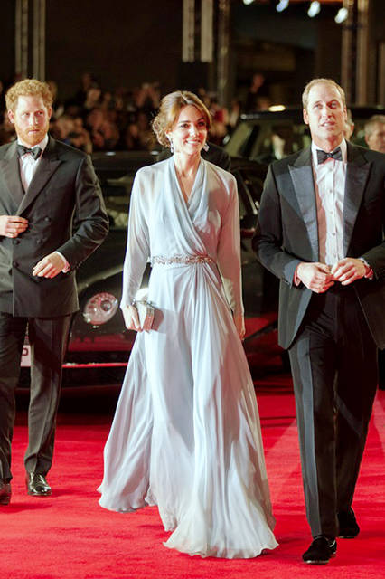 会場にはウィリアム王子（右）とキャサリン妃（中）夫妻、さらにヘンリー王子も登場