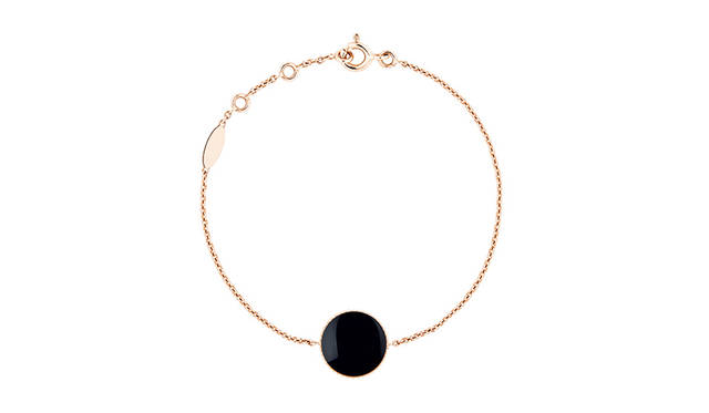 <strong>ローズ デ ヴァン</strong><br />ブレスレット （裏）<br /><br />ピンクゴールド×オニキス×ダイヤモンド<br />価格｜20万5200円