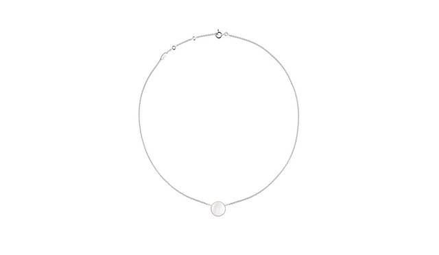 <strong>ローズ デ ヴァン</strong><br />ネックレス（裏）<br /><br />ホワイトゴールド×マザー オブ パール×ダイヤモンド<br />価格｜22万1400円