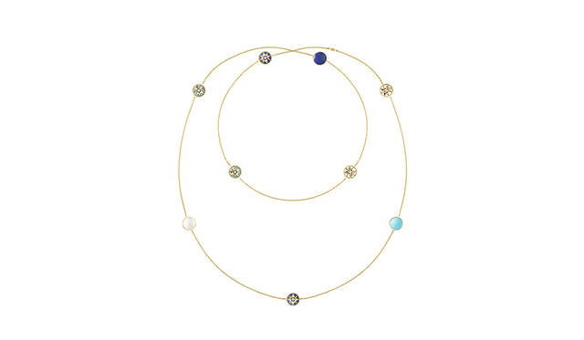 <strong>ローズ デ ヴァン</strong><br />ロングネックレス<br /><br />イエローゴールド×ターコイズ×マザー オブ パール×ラピスラズリ×ダイヤモンド<br />価格｜154万4400円