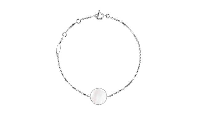 <strong>ローズ デ ヴァン</strong><br />ブレスレット（裏）<br /><br />ホワイトゴールド×マザー オブ パール×ダイヤモンド<br />価格｜21万600円