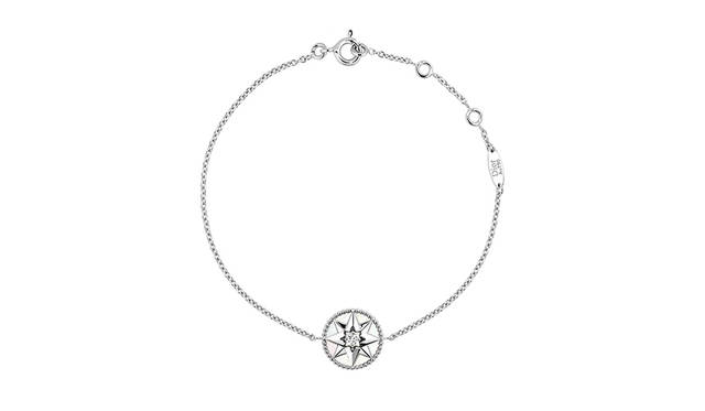 <strong>ローズ デ ヴァン</strong><br />ブレスレット（表）<br /><br />ホワイトゴールド×マザー オブ パール×ダイヤモンド<br />価格｜21万600円