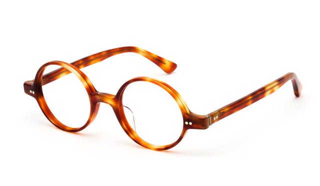 <strong>AS01</strong><br />文豪からインスパイアされたラウンドタイプ。小ぶりで細身のデザインは、ユーモラスさとソフトな印象を演出。全5色展開予定。 2万6,000円(税抜) 