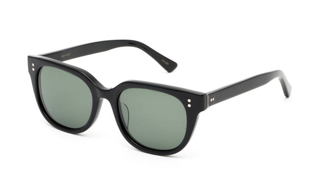 <strong>AK01＿SG </strong><br />映画監督からインスパイアされた、ウェリントンタイプのサングラス。 アノニマスなデザインは服装を選ばずに着用できる。眼鏡タイプも用意。全4色展開予定。 2万7,000円(税抜) 