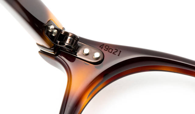 蝶番はヨーロッパのビンテージフレームに見られる形状を今テンポラリーにアレンジ