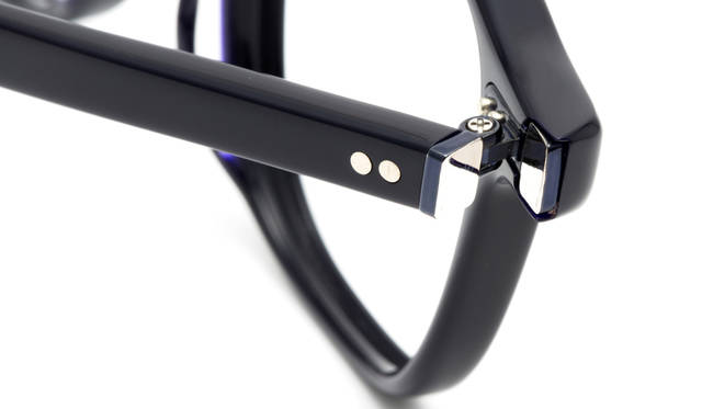 フロントとツルの接地部を金属で仕上げ、面を大きくとることで、耐久性を高めている