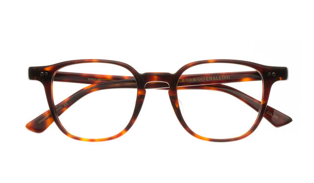 <strong>AW01</strong><br />名優からインスパイアされたウェリントンタイプ。直線的かつ細身なブローラインが特徴。知的でクールな印象を与える。全5色展開予定。  2万6,000円(税抜) 