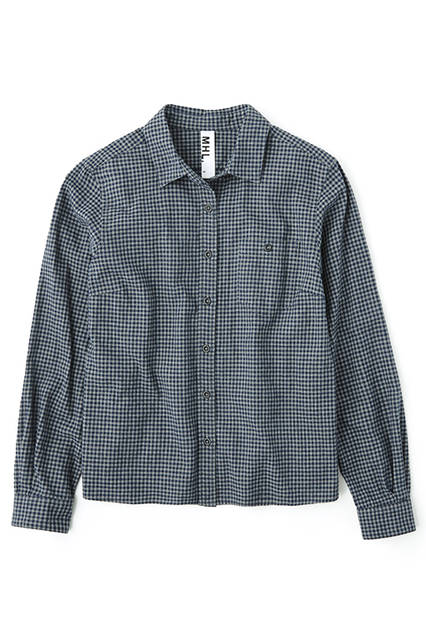 綾織りのシャツ地に起毛加工を施すことで、ネルシャツとは異なるほどよいソリッド感と、温かな風合いを醸し出す。シャツ2万3760円（ウィメンズ）