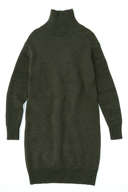 羊毛とアルパカをブレンドし、バルキー性と軽さを持ち合わせたニットドレス。ニットドレス3万1320円（ウィメンズ）