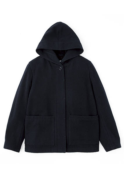 海軍のヴィンテージコートから着想を得たデザインを、ヘビーウェイトなメルトン素材で表現。コート4万2120円（ウィメンズ／店舗限定）