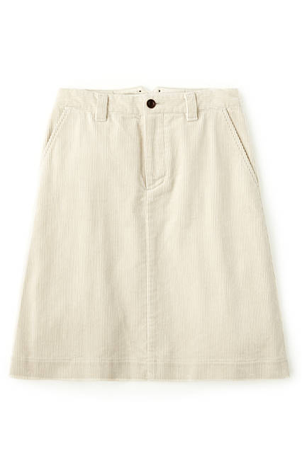冬の装いにクリーンを感じさせるホワイトのコーディロイスカート。 しっかりとした打ち込みのある太畝で大人のカジュアルを演出。 スカート2万4840円（ウィメンズ）