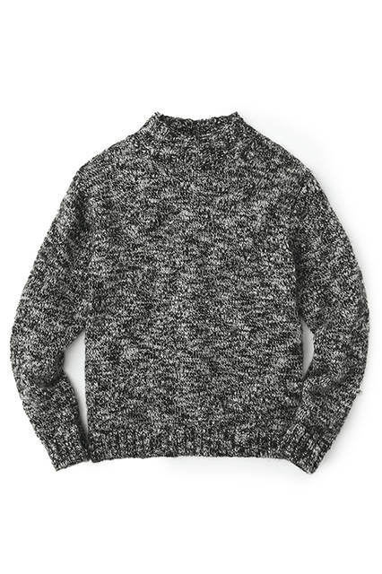 英国式紡績機で時間をかけて紡がれたスラブ糸の魅力を生かすべくシンプルなニットは、モノトーンの色合いがよりモダンな印象に。ニット2万8080円（メンズ）