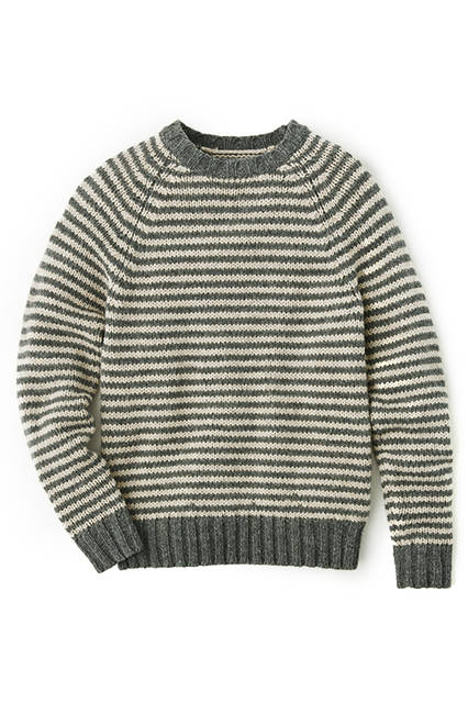 フィッシャーマンズニットを思わせる、ラフでバルキーなコース切り替え。シックな配色のボーダー柄で、シャツとのコーディネートもおすすめ。ニット2万5920円（メンズ）