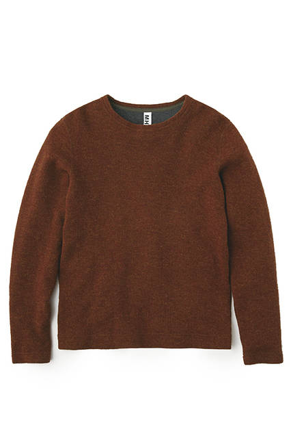 ソフトシェットランド素材で仕立てたジャージー。コーディネートのアクセントになる重宝カラー。カットソー2万520円（メンズ）