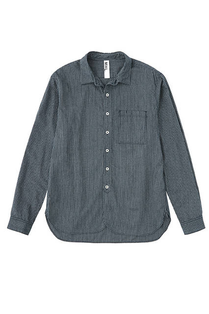 ワークウェアから着想を得たストライプ生地を使用。コットンウール特有の温かな素材感が特徴。シャツ2万520円（メンズ）