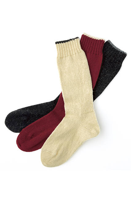 シェットランドウールのソックスは、編み地を変えた踵やリブ先のラインといったひと味違うディテールが、ギフトにぴったり。ソックス各3240円（メンズ、ウィメンズ共通／レッドは参考商品）