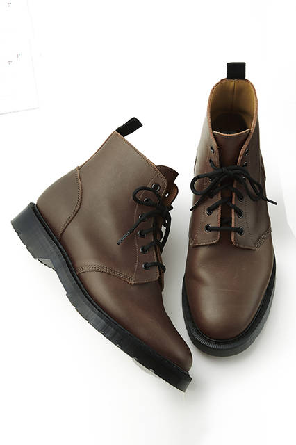イギリス製にこだわったMHLオリジナルのワークブーツ。グッドイヤー・ウェルト製法によるクラシカルなデザインが新鮮。ブーツ5万9400円（メンズ、ウィメンズ共通／ウィメンズのみ店舗限定）