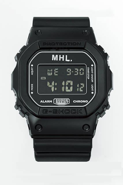G-SHOCK とのコラボレーションによるスペシャルプロダクト 第4弾。オールブラックでシンプルなルックスがポイント。腕時 計2万520円（メンズ、ウィメンズ共通）
