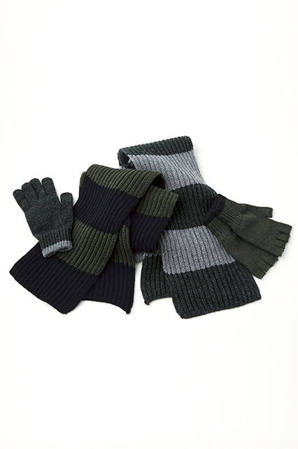 シックな配色や太ボーダーがMHLらしいニット小物は、カップルでシェアするにも最適。マフラー各1万7280円、グローブ各7020円（メンズ、ウィメンズ共通）