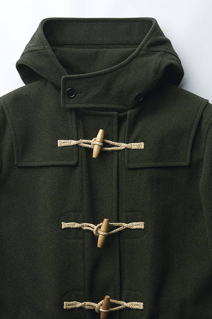 ヘビーなメルトンを使い、適度な毛羽を出すことで柔らかさや着心地の良さを実現した１着。オーセンティックなデザインをベースに、フード一体型チンウォーマーや胴裏のポケットなどで個性をプラス。コート4万8600円（メンズ／店舗限定）