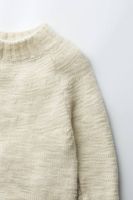 バルキー性豊かなウールを、英国式紡績機でゆっくり紡ぐことで生まれるスラブヤーンの持ち味が特徴。ごくシンプルな求心編みだから、糸の味わいを存分に堪能できる。ニット2万7000円（ウィメンズ）