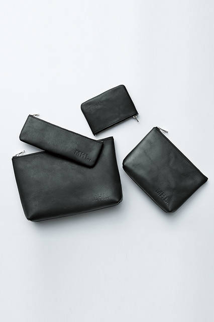 堅牢なカーフレザーにMHLロゴのエンボス加工をほどこしたポーチは、使い込むほどに味わいが増し、愛着もひとしお。上から時計まわりに、4860円、8100円、9720円、7020円（メンズ、ウィメンズ共通）