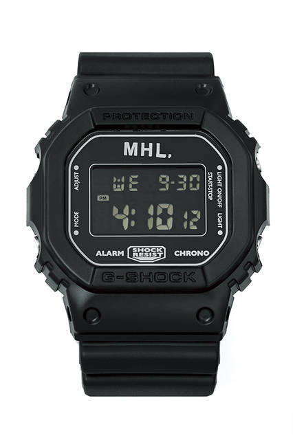 G-SHOCKとのコラボレーションによるスペシャルプロダクト第4弾。オールブラックでシンプルなルックスがポイント。腕時計2万520円（メンズ、ウィメンズ共通）