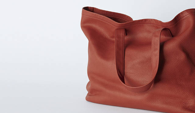 ソフトな素材感のシュリンクカーフレザーを使用したキャリーバッグ。クリスマスカラーのレッドを、デイリーに活躍するプレゼントに。バッグ3万6720円