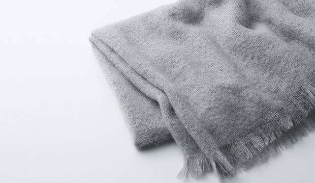 アイルランドのファクトリーで製作されたモヘアのブランケットは、絶妙なカラー。ブランケット3万7800円