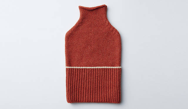 ひとヒネリあるデイリーアイテムは、とっておきのプレゼントに最適。カシミヤとシルクネップを混紡した贅沢さもポイント。湯たんぽカバー1万2960円