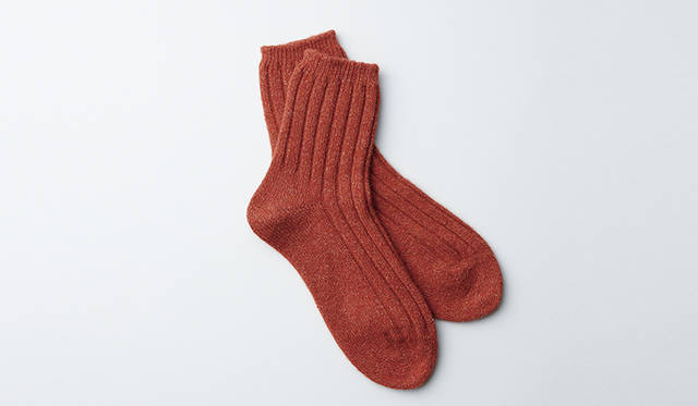 湯たんぽカバーと同素材のベッ ドソックスは、プライベートの時間をぐっと豊かにしてくれる極上の履き心地。レッドのほかにベージュも展開。ソックス4104円